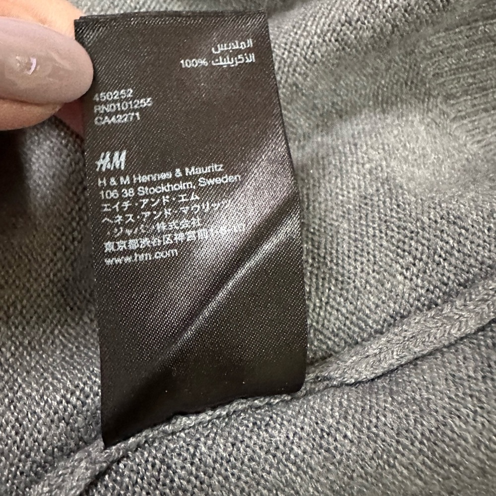 H&M Gray V-Neck Sweater- Medium - Picture 7 of 7